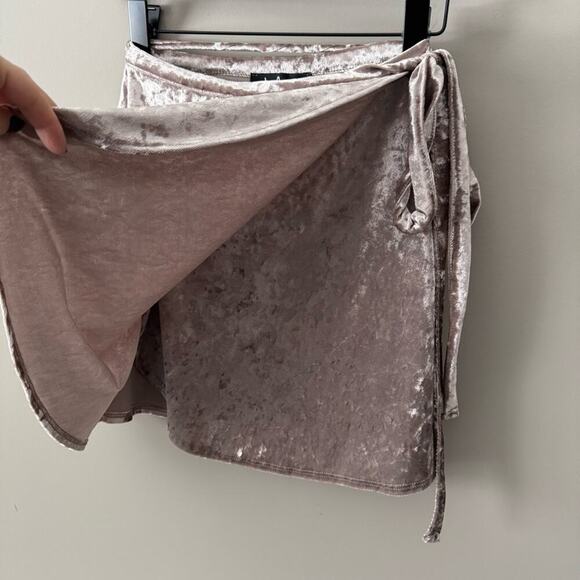 LULUS CRUSHED VELVET WRAP MINI SKIRT SIZE SMALL - Picture 2 of 6